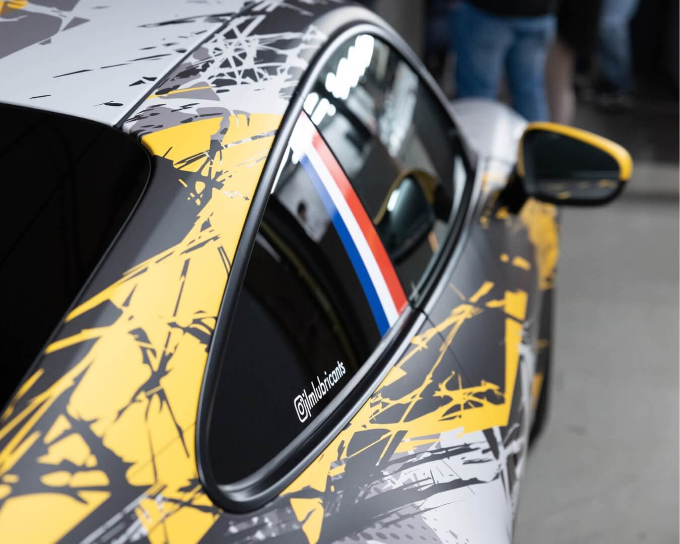 JLM Lubricants conçoit et fabrique des additifs pour carburant et des lubrifiants techniques haut de gamme. Grâce à nos « outils liquides » innovants, nous nous engageons à améliorer les performances des véhicules et à repousser les limites de l'entretien automobile.
