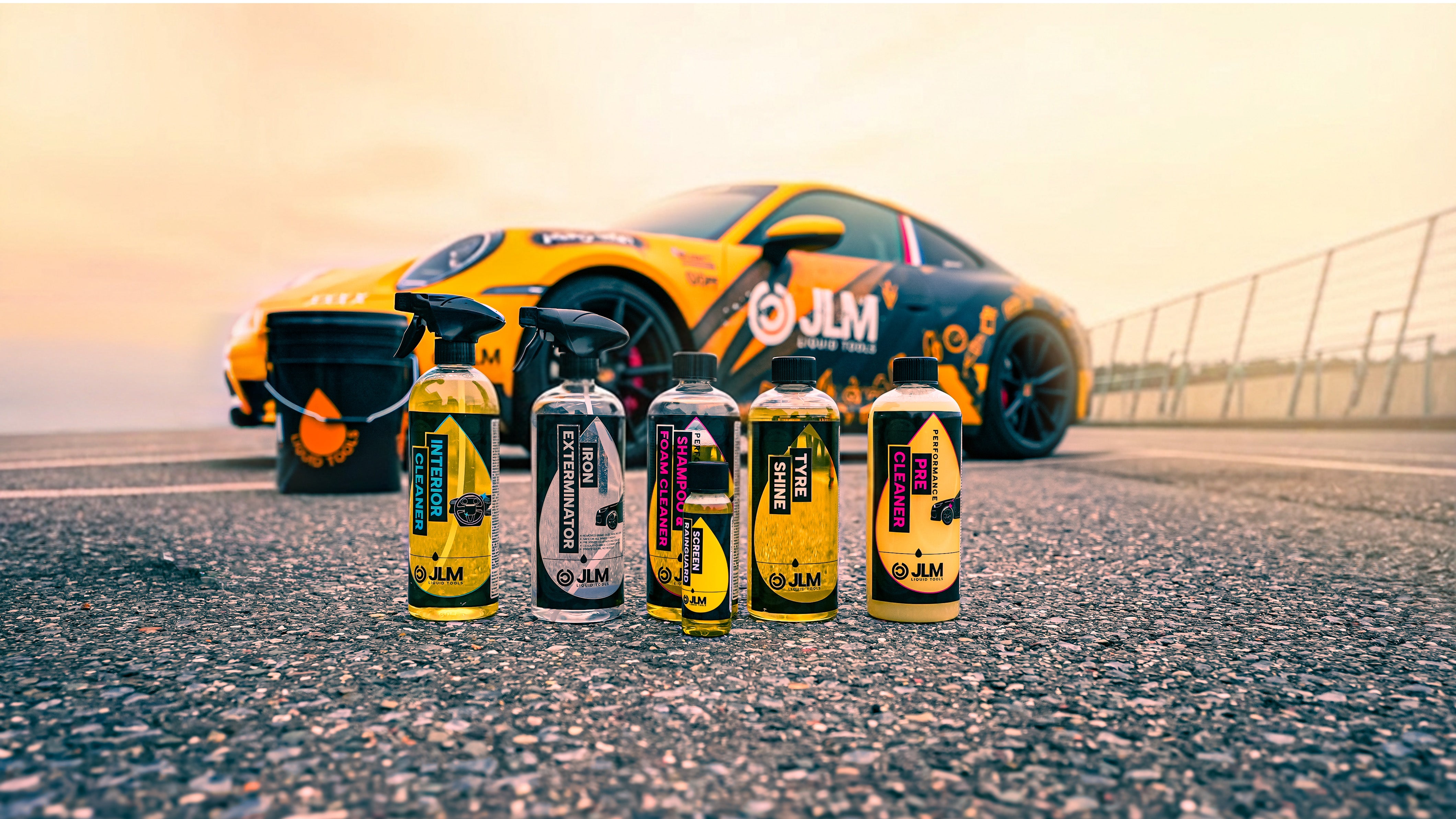 JLM Car Care nettoie l'extérieur de votre véhicule de manière professionnelle.Fruit de décennies d'expertise en additifs et éprouvé dans les conditions extrêmes du rallye FIA ERC, chaque produit est conçu comme un outil liquide. Efficace sur la saleté, sûr pour les surfaces et respectueux de l'environnement, JLM Car Care offre des résultats visibles – pour les voitures utilisées de manière intensive et nettoyées correctement.